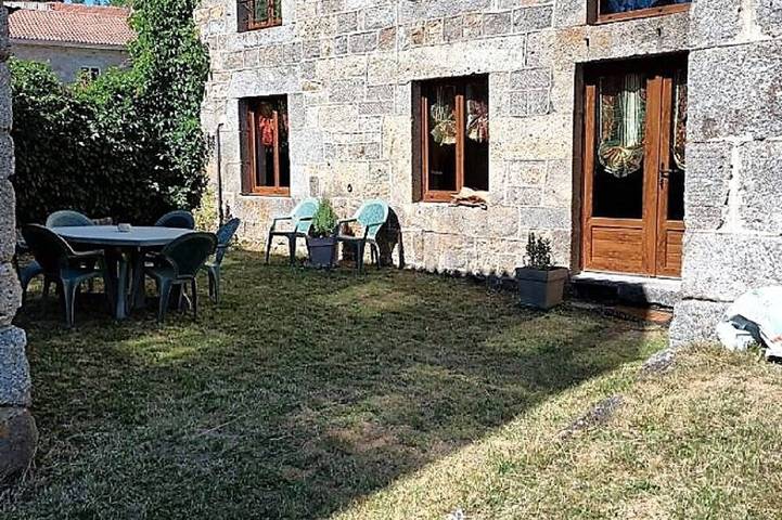 Location de vacances pour 6 personnes, avec jardin à Grèzes (Haute-Loire)