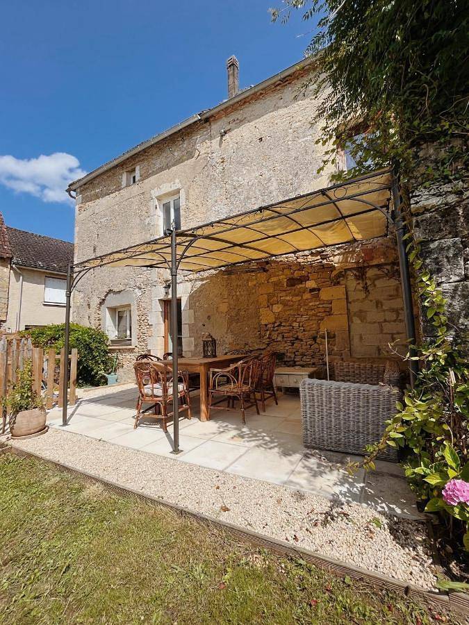 Two-Bedroom House in Saint-Julien-de-Lampon, Quercy