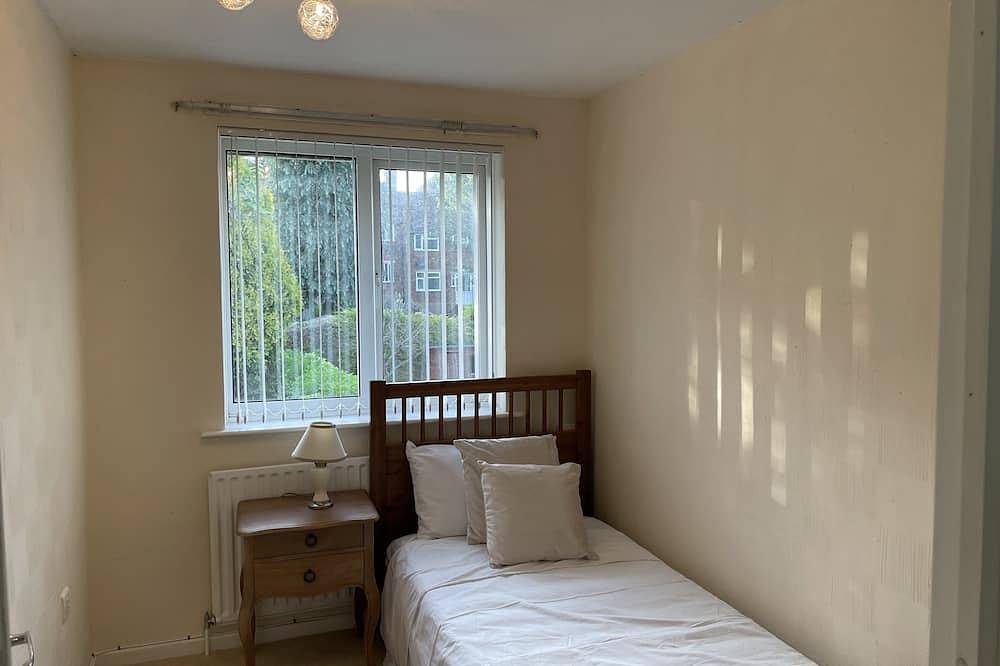 Cheerful 3 Bedroomed house,with parking and free intern free in Luton, Chiltern Hills