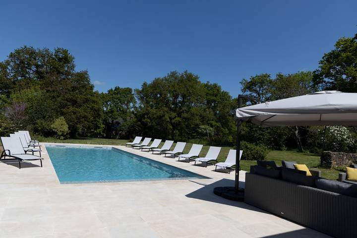 Gîte pour 12 personnes, avec terrasse ainsi que piscine et jardin à Ambon - 3