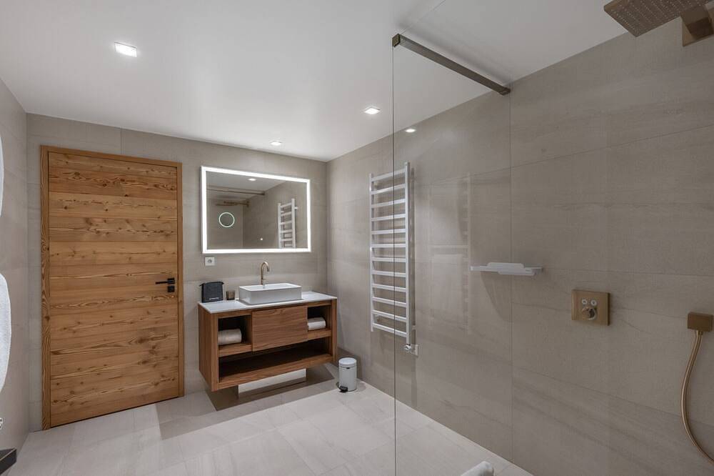Entire apartment, New Ski-In/Ski-Out Apartment in Courchevel 1850 with Pool, Spa, and Parking in Courchevel 1850, Saint-Bon-Tarentaise