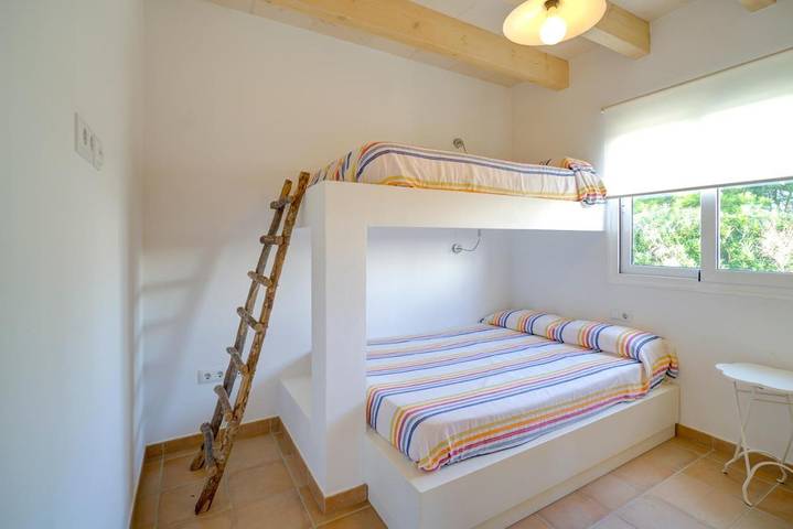 Location de vacances pour 3 personnes, avec terrasse ainsi que vue et piscine à Cala Morell - 4