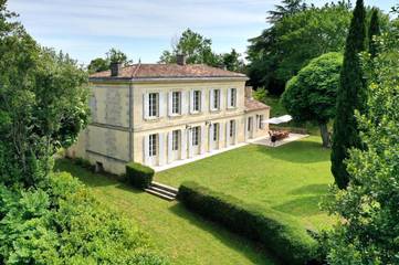 Cottage pour 12 personnes, avec vue ainsi que jardin et piscine à Saint-Seurin-de-Bourg