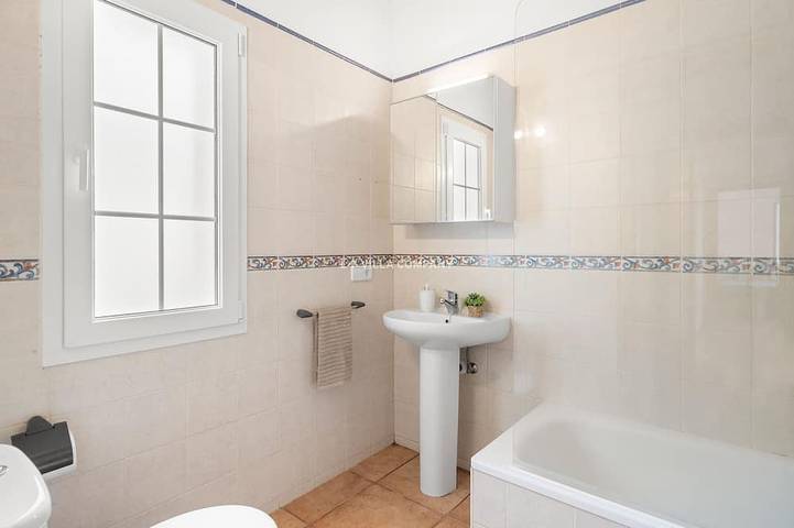 Modern villa with private pool, Ac, Wifi, sleeps 6, 10 min to beach and centre in Cala en Porter, Municipalité de Alaior