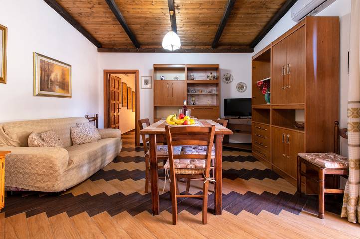 Ferienhaus 'Irene' mit Bergblick, privater Terrasse und Klimaanlage in Giuncana, Viddalba