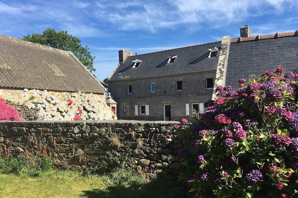 Large stone house 500 m from the sea and hiking trails in Cléden-Cap-Sizun, Iroise