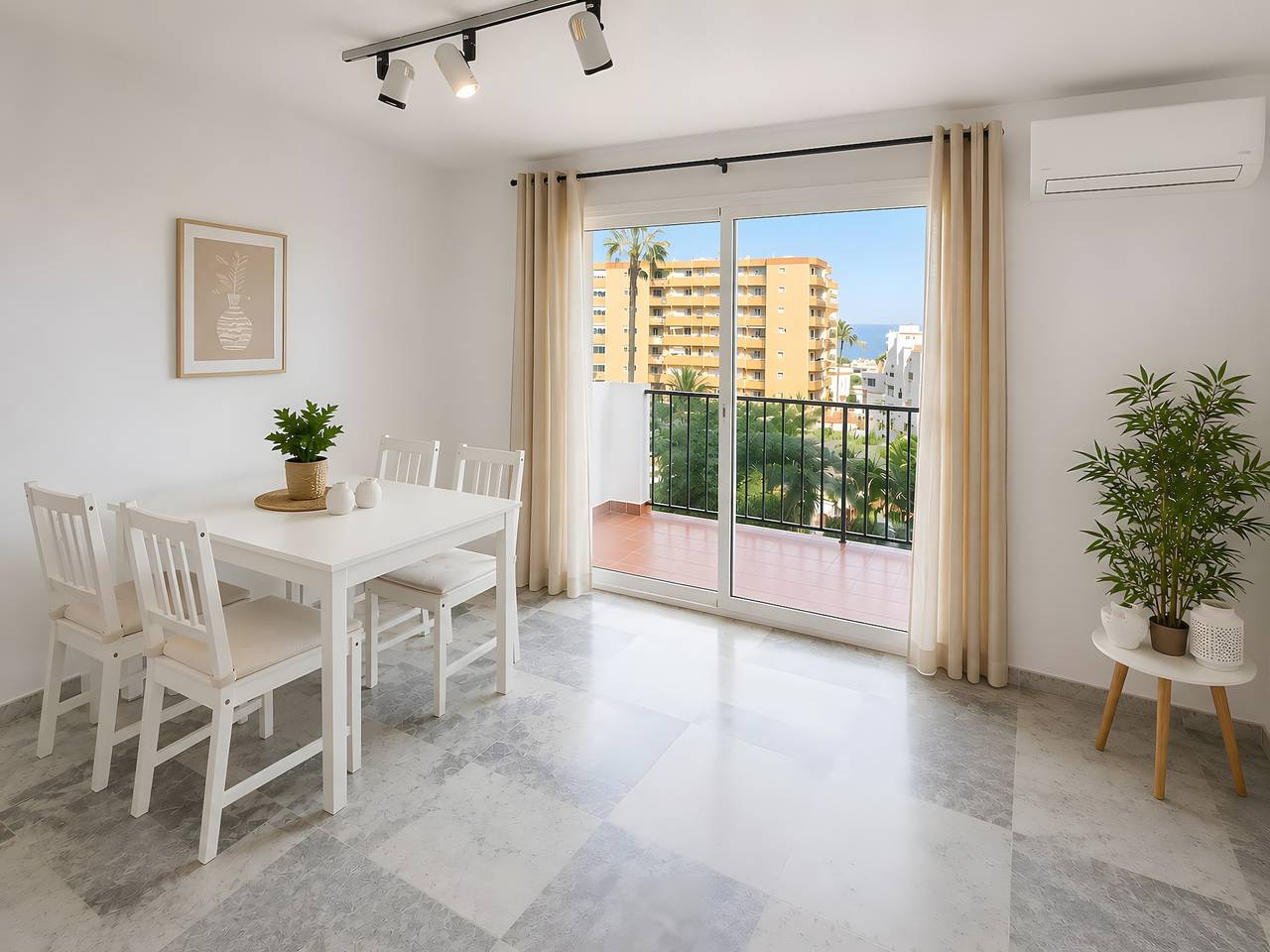 Apartamento entero, Apartamento 'Lance Del Sol Sea View' con vistas al mar, Wi-Fi y aire acondicionado in Los Boliches, Fuengirola