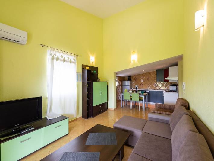 Gîte pour 4 personnes, avec Balcon et Terrasse ainsi que Jardin et Piscine à Marina - 2