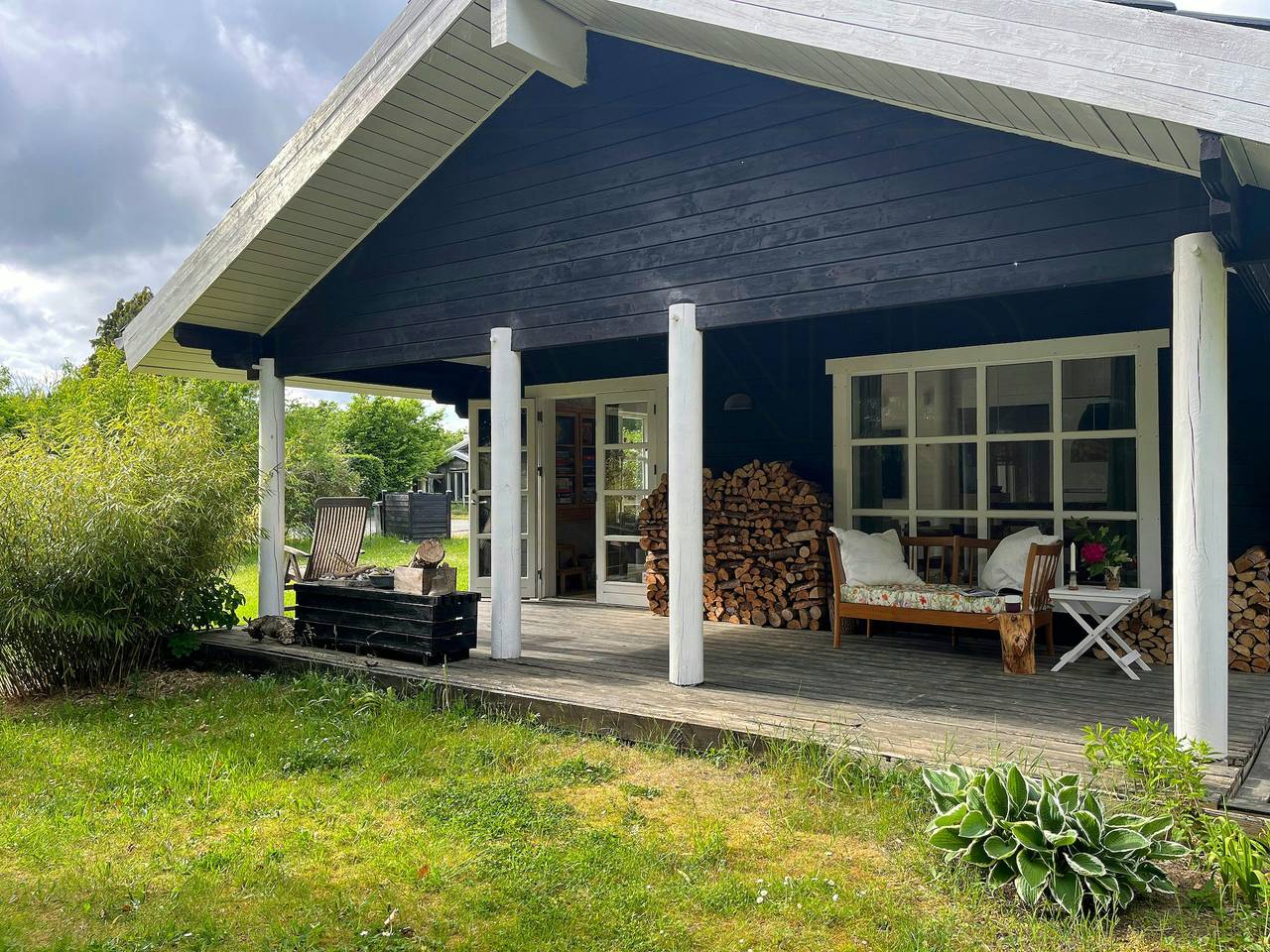 Casa de vacaciones con un sendero que lleva al embarcadero junto al fiordo in Vellerup, Skibby