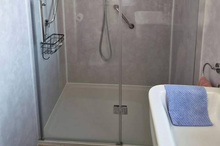 Ganze Wohnung, Studio Sleeps 2 with Free Parking and Garden in Woking, Surrey