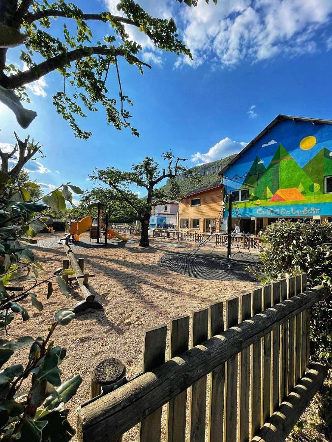 Camping pour 5 personnes, avec terrasse et piscine