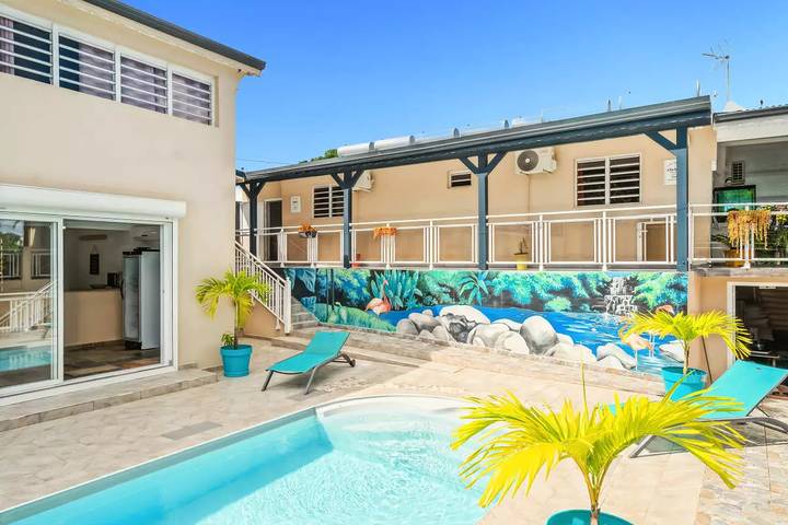 Location de vacances pour 24 personnes, avec jardin ainsi que piscine et sauna à Le Moule - 2