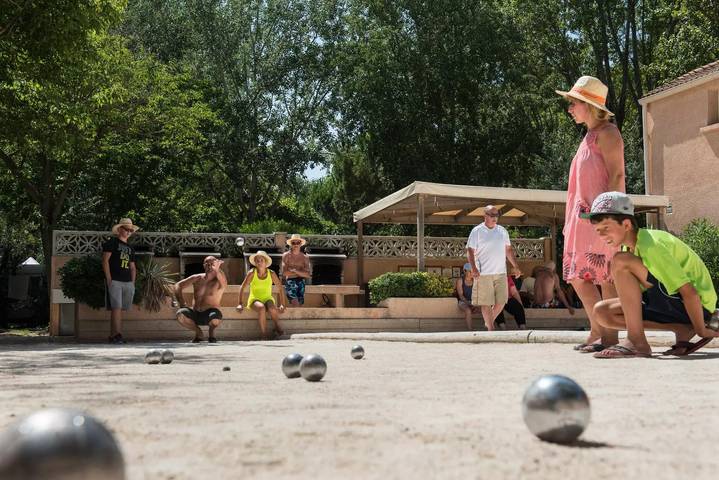 Camping pour 4 personnes, avec terrasse et piscine, animaux acceptés au Le Grau-du-Roi - 4