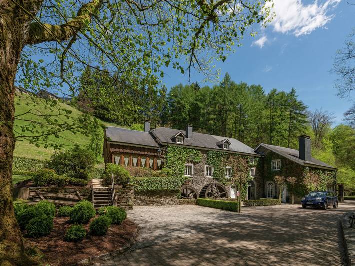 Landgoed voor 30 personen, with Terras and Tuin as well as Zwembad and Sauna in de Belgische Ardennen