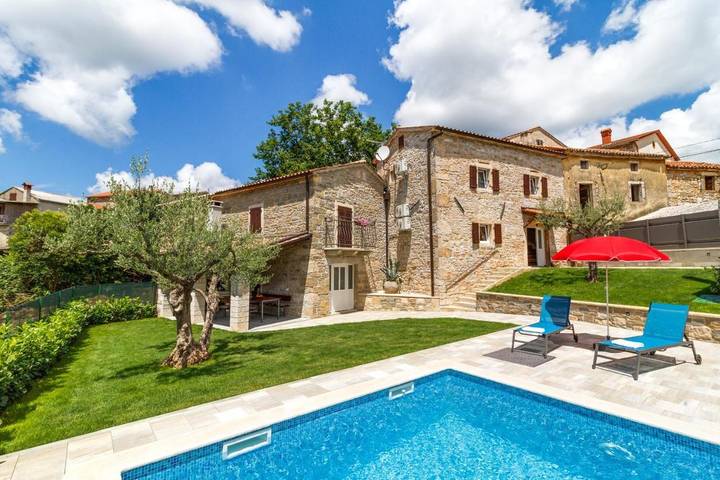 Ferienhaus für 5 Personen, mit Terrasse und Garten sowie Pool