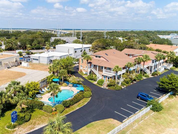 Vacation rental for 4 people, with balcony and yard as well as pool in Isle of Palms