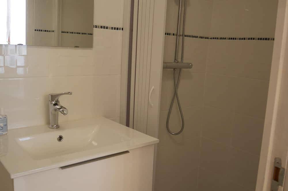Ganze Wohnung, Studio 25 m2 möbliert renoviert in Pont-Saint-Esprit, Nimes und Umgebung