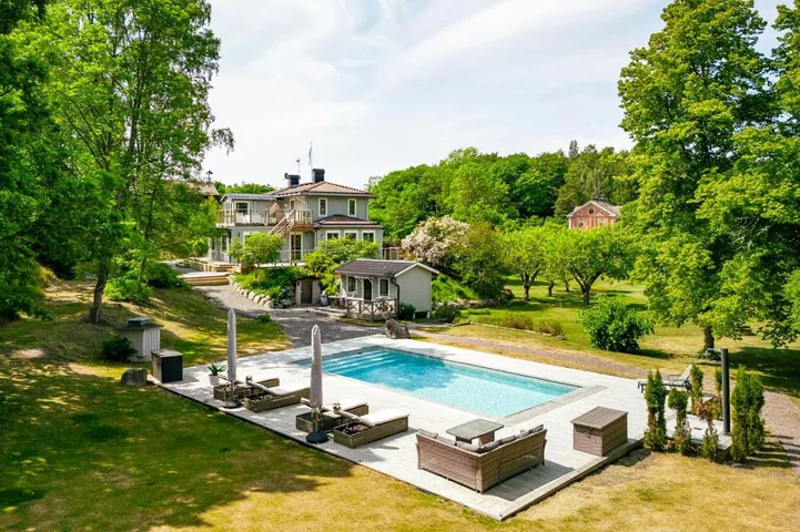 Ferienhaus für 9 Personen, mit Terrasse und Garten sowie Pool - 1