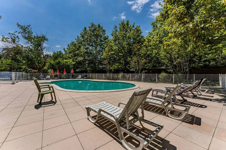 Camping pour 6 personnes, avec Terrasse et Piscine