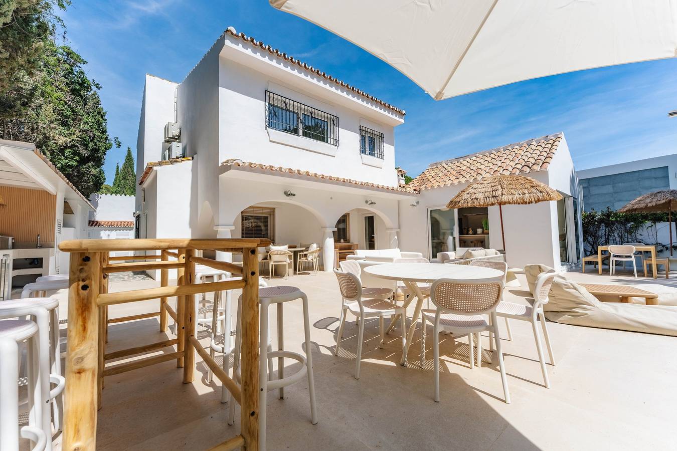 Villa Boho junto a la playa a 100 m del mar en Marbella Este in Las Chapas, Marbella