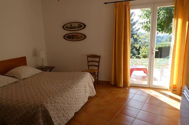 Sanary-sur-Mer, Ferienhaus auf Familiengrundstück,Olivenbäume & Meeresnähe in Sanary-sur-Mer, Mittelmeerküste (Frankreich)