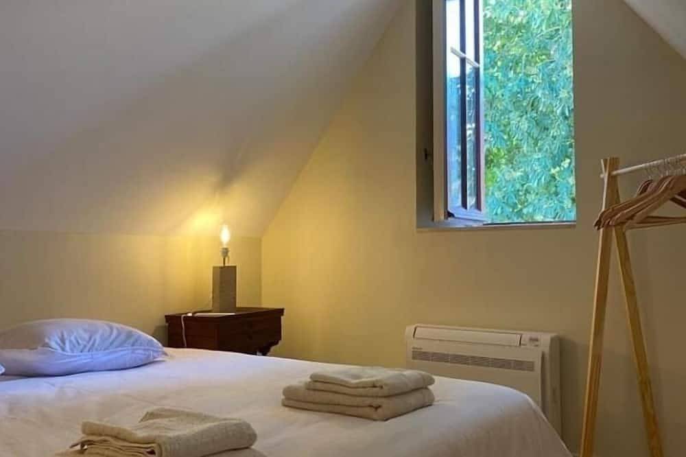Gîte élégant avec jardin privé, vue sur château in Ainay-le-Vieil, Saint-Amand-Montrond