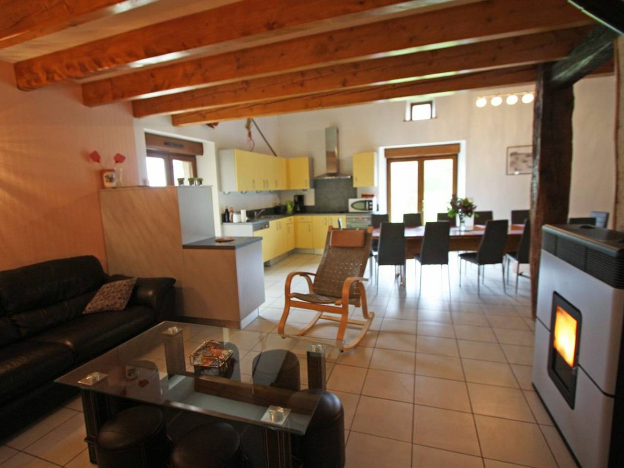 Gîte spacieux avec terrasse, confort moderne dans un cadre verdoyant et propice aux balades. in Harsault, La Vôge-les-Bains