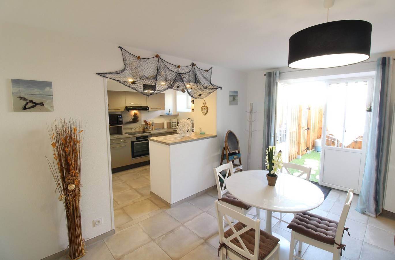 Gîte La Paillotte, Île de Ré : terrasse privée, jardin partagé et Wi-Fi in Sainte-Marie-de-Ré, Île de Ré