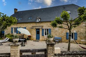 Gîte pour 8 personnes, avec piscine et jardin ainsi que jacuzzi et terrasse, animaux acceptés à Jayac