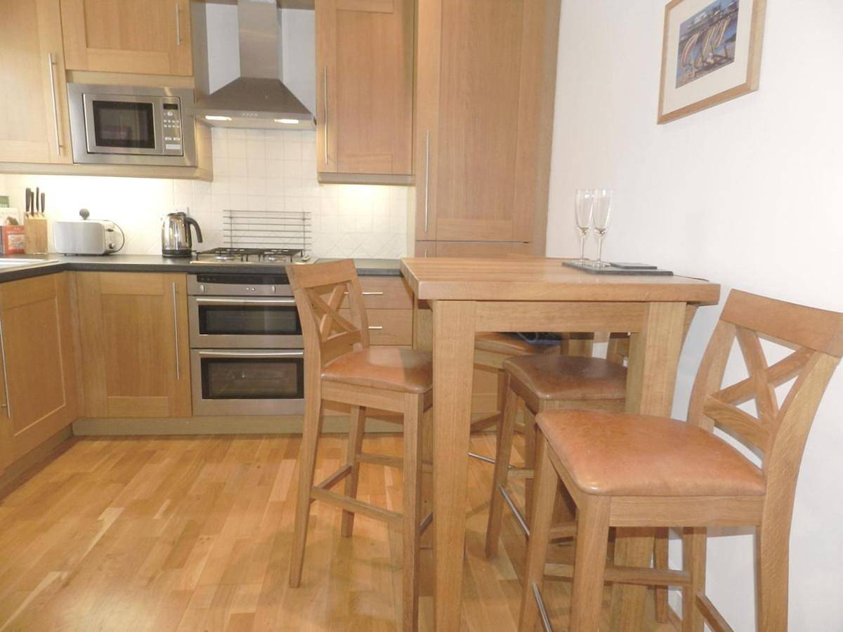 River Cottage, Arundel Riverside, Just Steps from the Historic Town in Arundel, South Downs