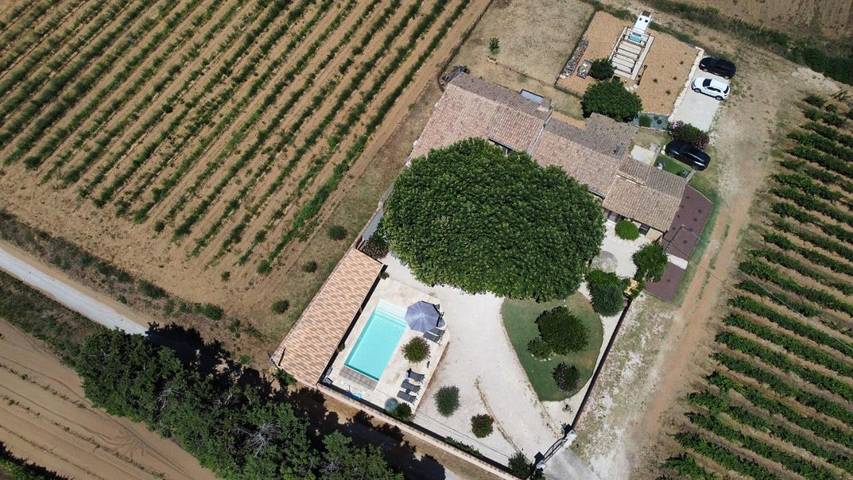 Location de vacances pour 3 personnes, avec piscine ainsi que vue et jardin à Tresques - 2