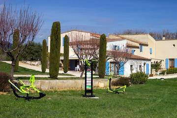 Gîte pour 6 personnes, avec terrasse ainsi que piscine et jardin, animaux acceptés à Peypin-d'Aigues