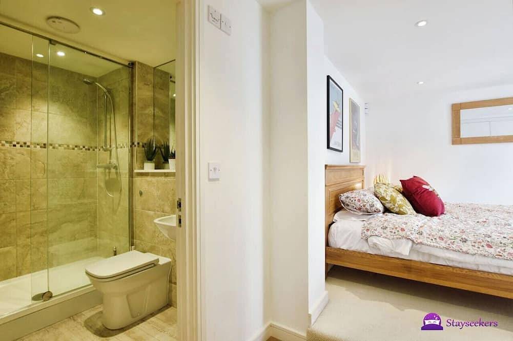 Entire apartment, Queens House 2 bed City Centre Apt- Stayseekers in Salisbury, Wiltshire