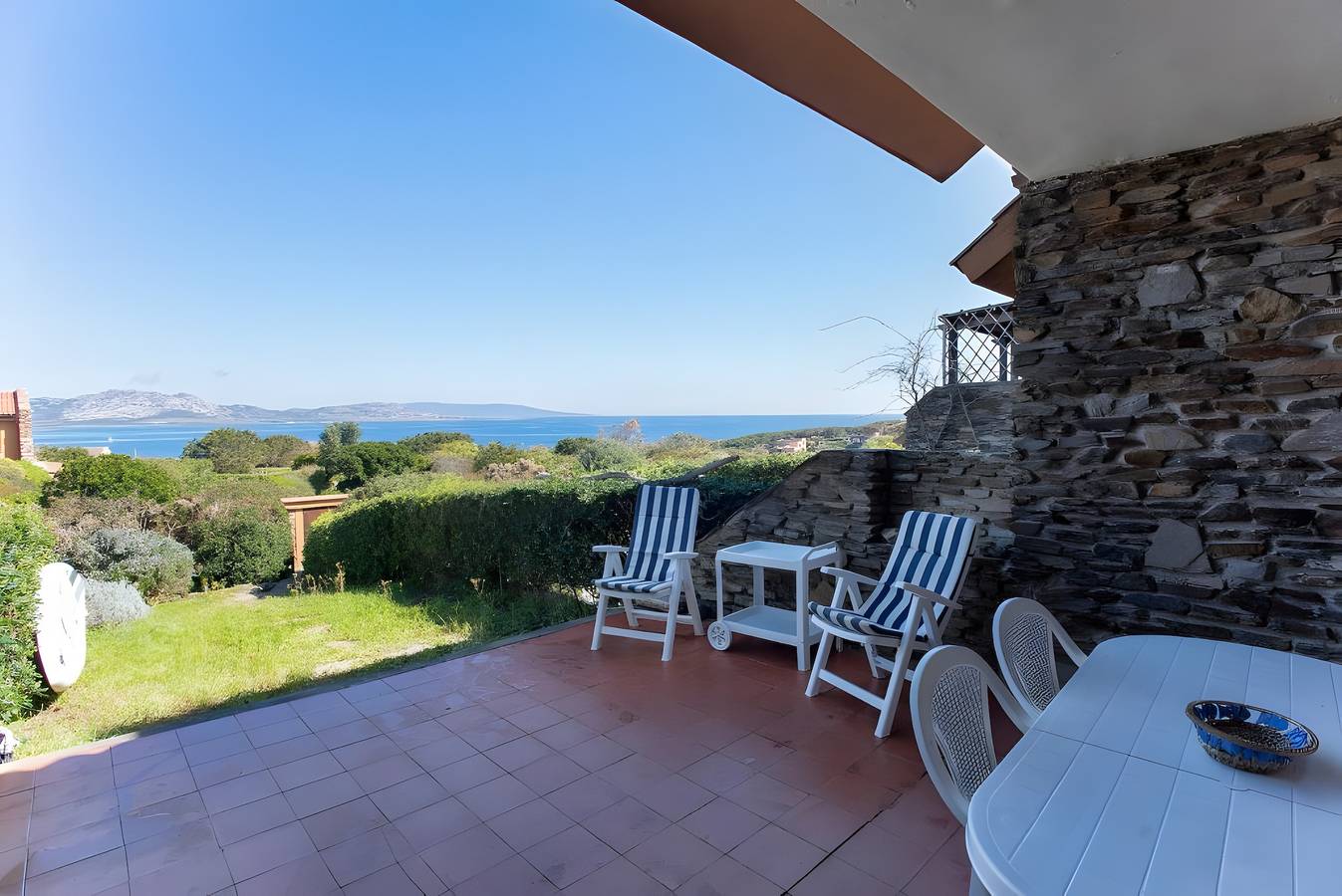 Casa Vacanze 'I Lentischi C13' con vista mare, terrazza privata e aria condizionata in Stintino, Nurra