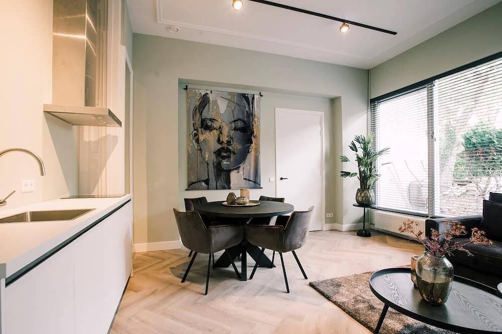 Geheel appartement, Luxe ruimte voor 4 personen met snelle Wifi, 40m² visgraatvloer, en een ensuite regendouche. in Tilburg, Noord-Brabant