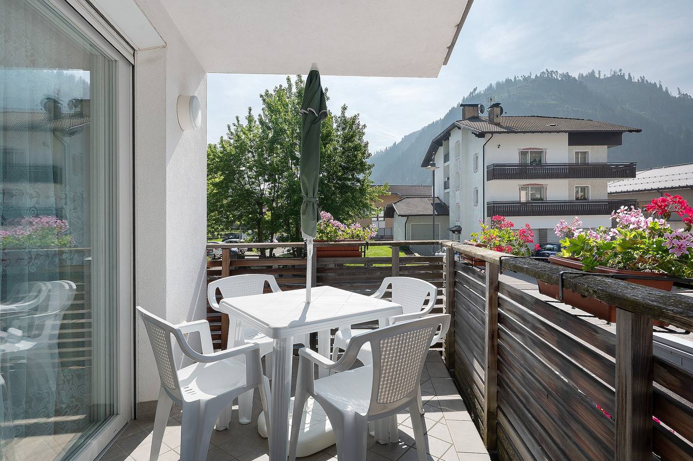 Ganze Wohnung, Ferienwohnung 'Night and Day 8' mit Bergblick, Balkon und Wlan in Predazzo, Dolomiti Superski
