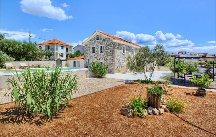 Accogliente appartamento sul mare con piscina, Wi-Fi e parcheggio in Sutomiscica, Isola di Ugljan