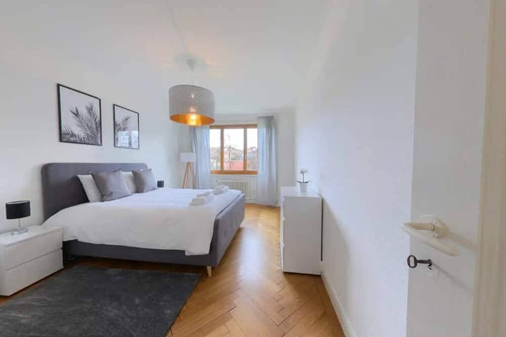 Ganze Wohnung, Spacious 1-Bedroom Apartment w/River Views & Balcony - Jonction District in Genf, Genfer See
