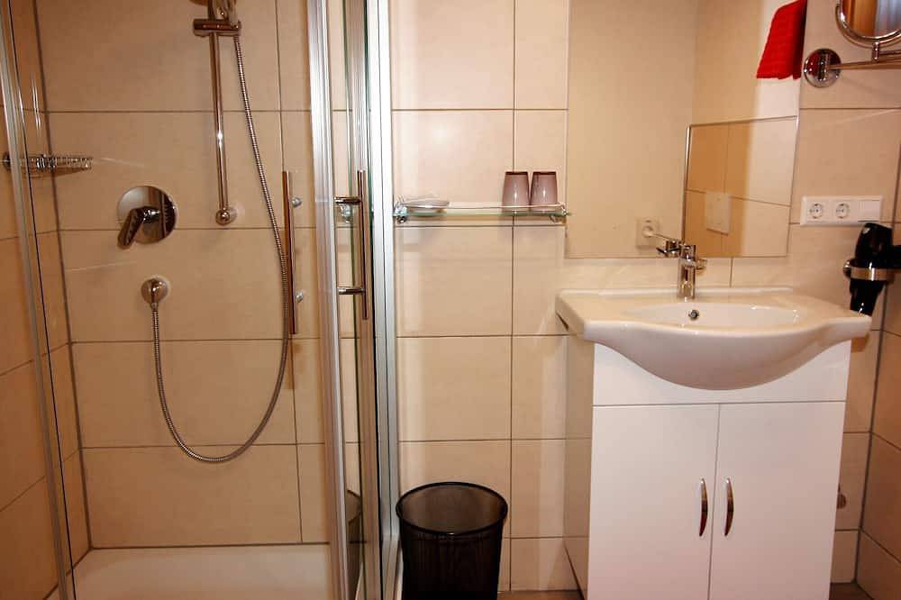 Ganze Wohnung, Dreibettzimmer mit Dusche/Wc, 20qm in Titisee (Titisee-Neustadt), Titisee-Neustadt