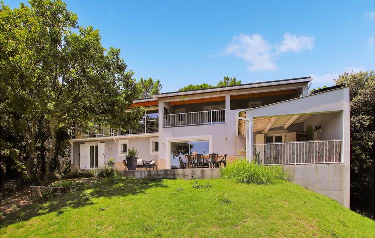 Location de vacances pour 14 personnes, avec terrasse ainsi que piscine et jardin à Suze-la-Rousse - 2