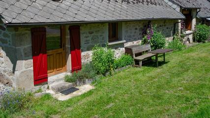 Gîte pour 2 personnes, avec vue sur le lac et terrasse dans Parc Naturel Régional de Millevaches en Limousin