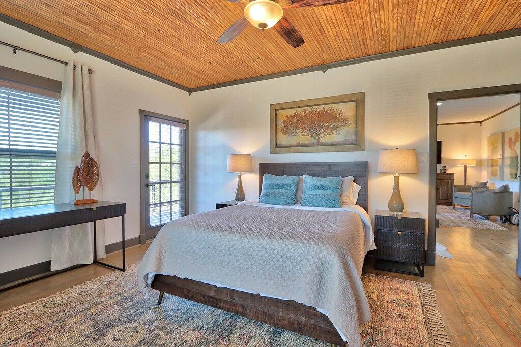4Br Modern Hill Country Retreat w/ Views, Fire Pit, Sleeps 10 in Wimberley, Hays County