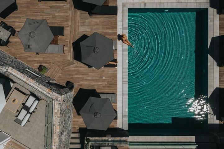 Appart’hôtel pour 4 personnes, avec piscine et jacuzzi ainsi que sauna et balcon