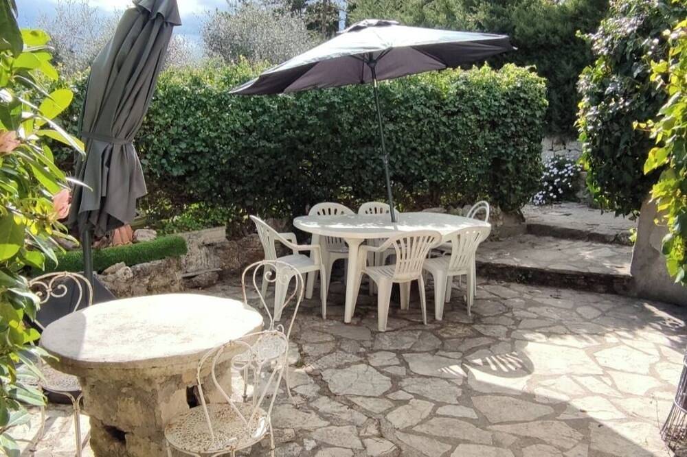 Entire apartment, Joli Haut de Villa Avec Grand Jardin, Entre mer et Montagne Animaux Acceptés in Peymeinade, Cannes region