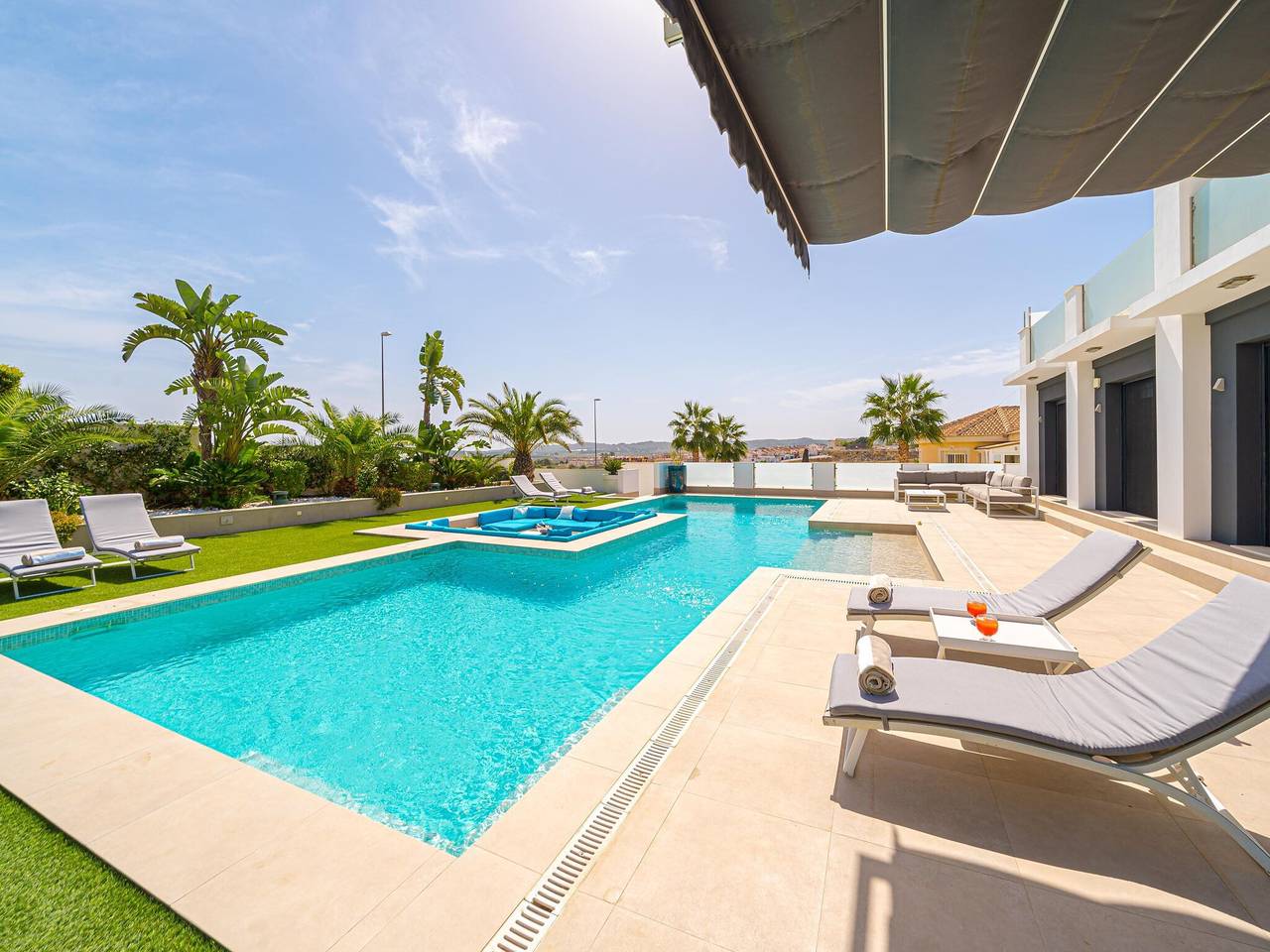 Stijlvolle villa met uitzicht op het meer in Orihuela, Alicante Provincie