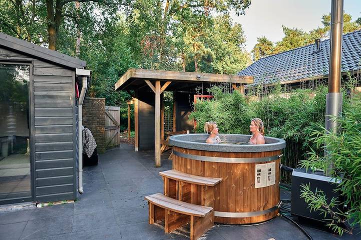 Ferienhaus für 9 Personen, mit Whirlpool und Sauna sowie Garten, mit Haustier