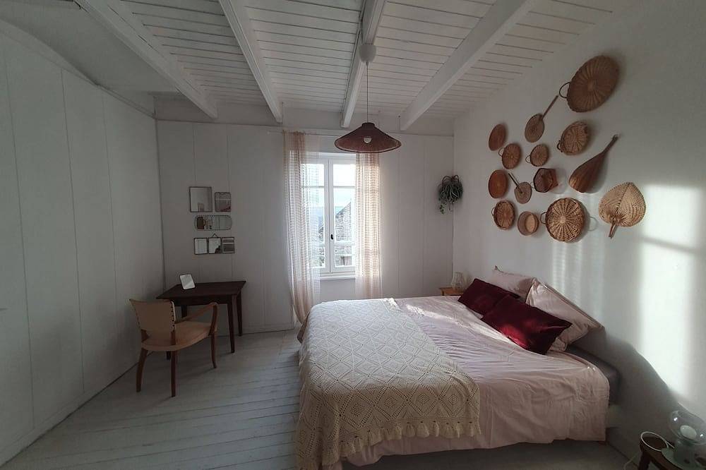 Maison Pour 6 Personnes au Centre de Guerlesquin Finistere in Guerlesquin, Parc naturel régional d'Armorique