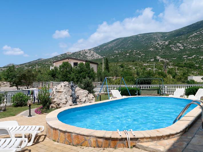 Ferienwohnung für 8 Personen, mit Terrasse und Garten in Cesarica