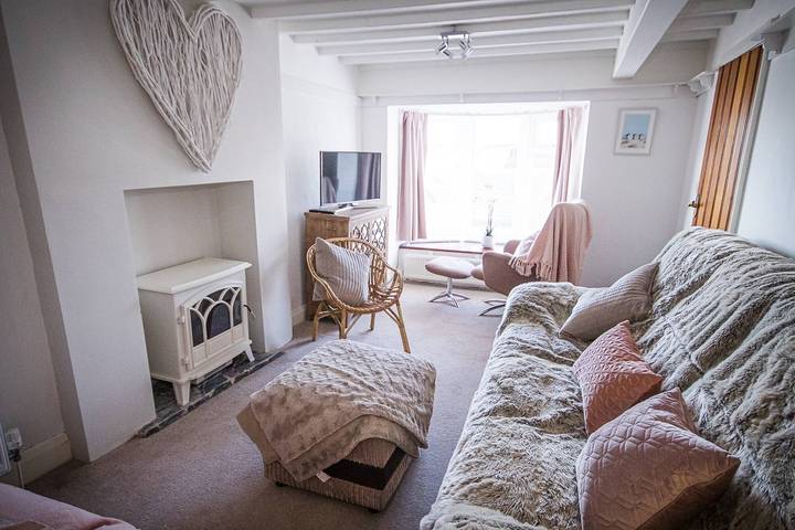 Beach Front Cottage Sleeps 6 🐕 Dog Friendly in Port Erin, Isle of Man