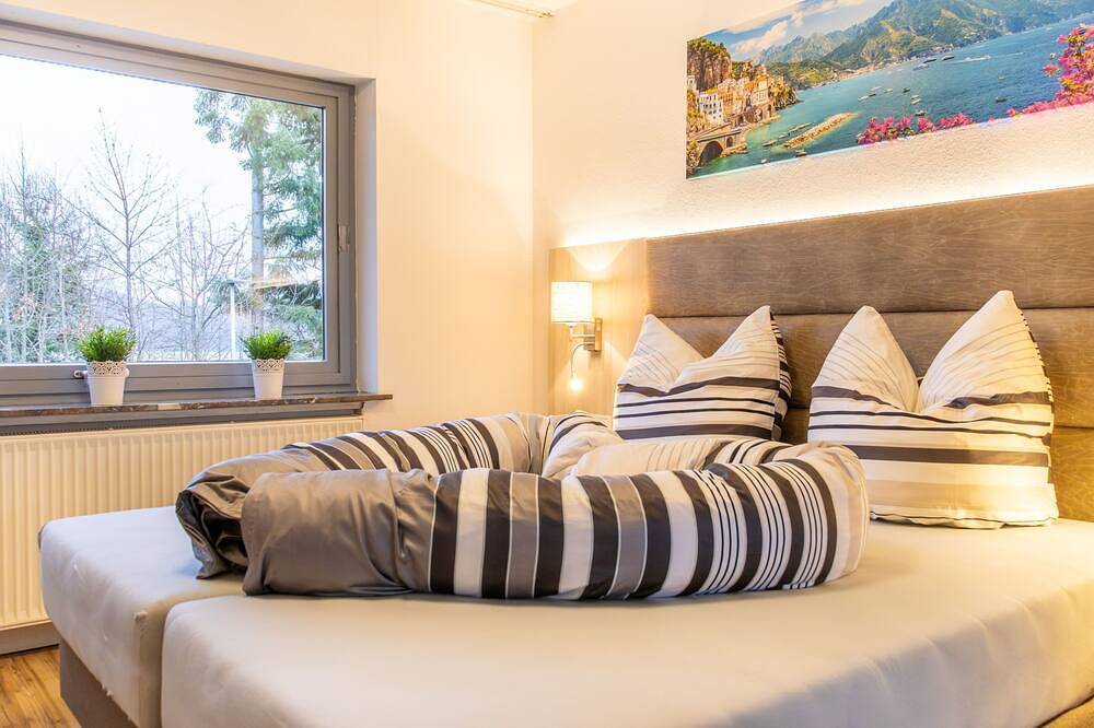 Apartamento entero, Panoramic view of Lake Edersee - View. Balcony. Sauna. Top location. in Hemfurth-Edersee, Edertal